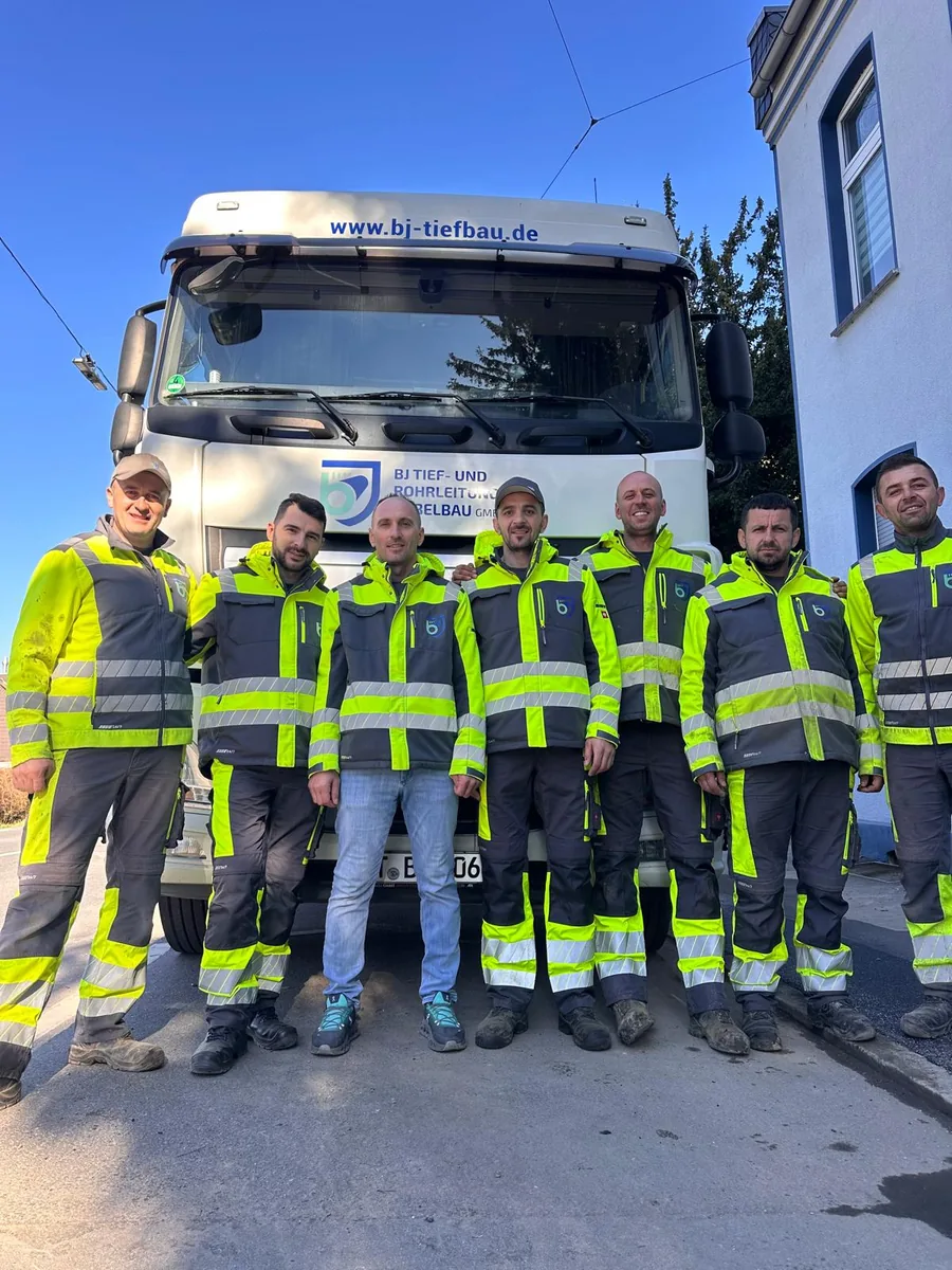 BJ Tiefbau Team vor Fahrzeug