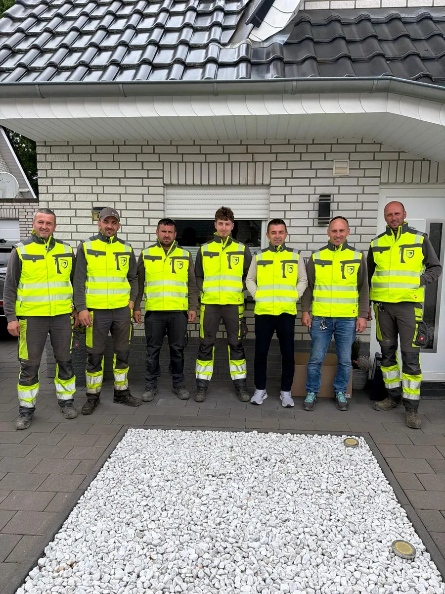 Team vor Gebäude