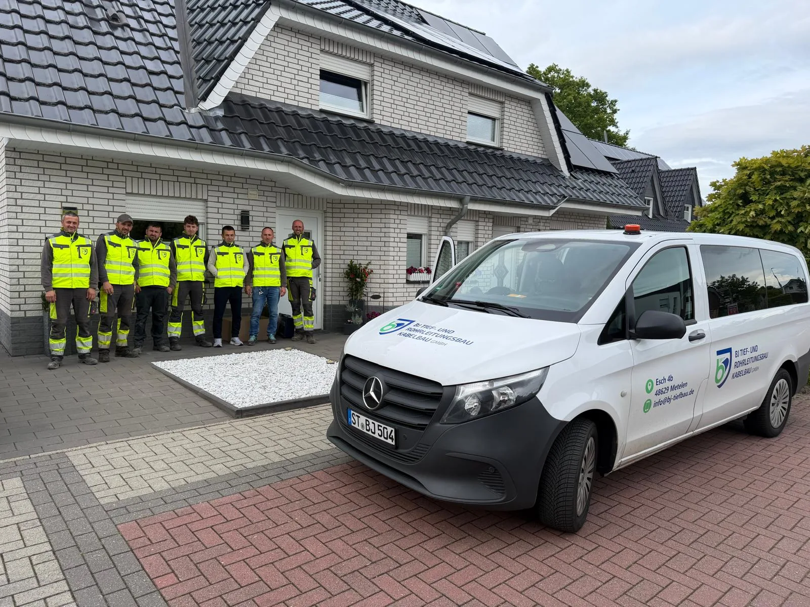 Team mit Fahrzeug